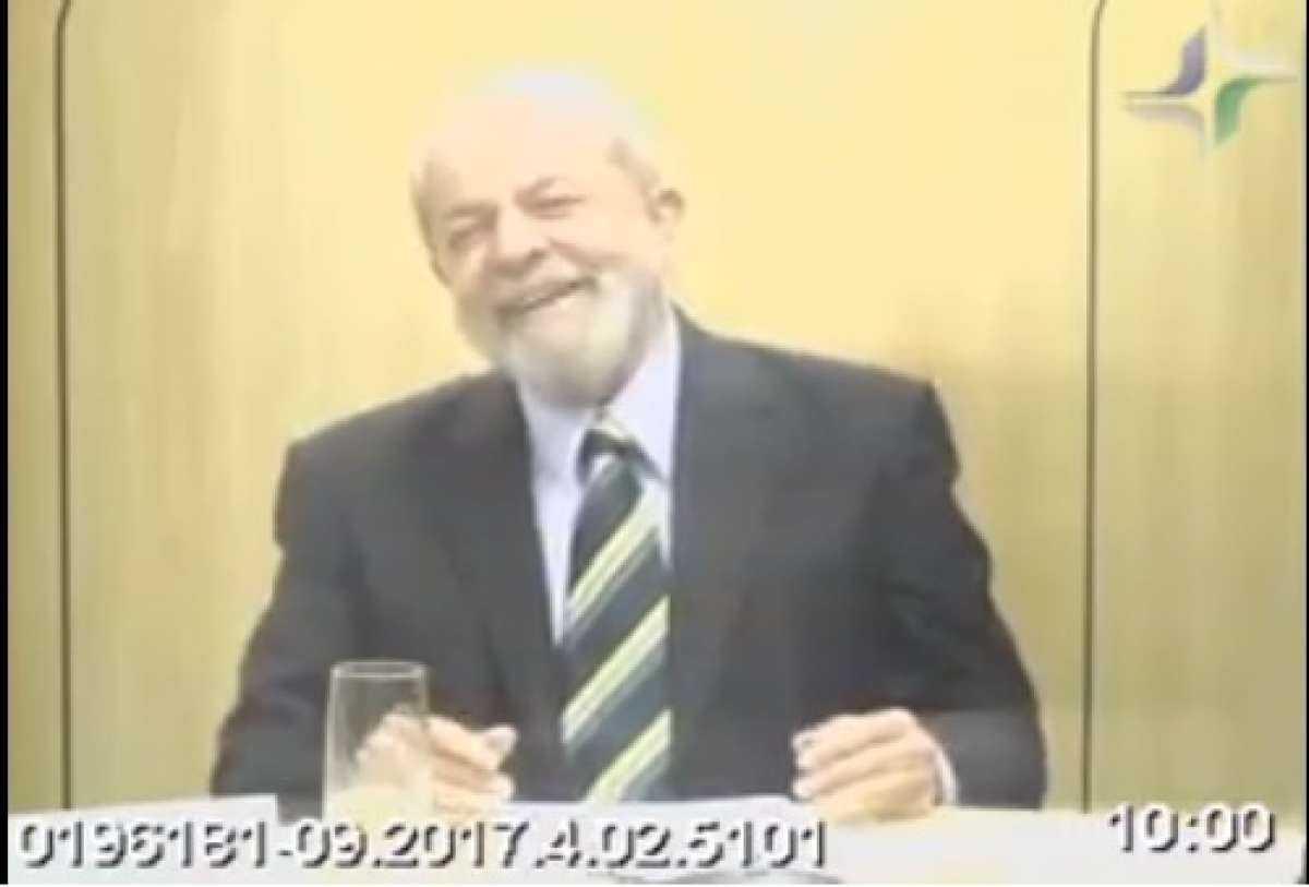 Lula depõe com gravata verde e amarela; Cabral conhece o neto
- Reprodução