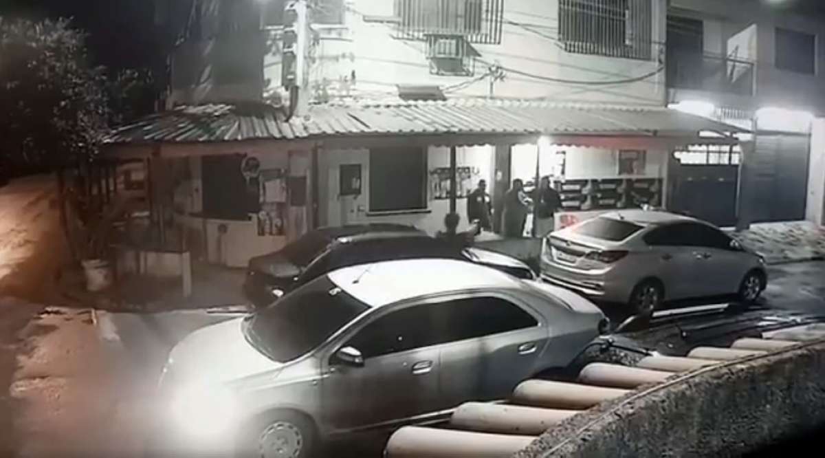 Homem atira contra homens - Reprodução / Internet