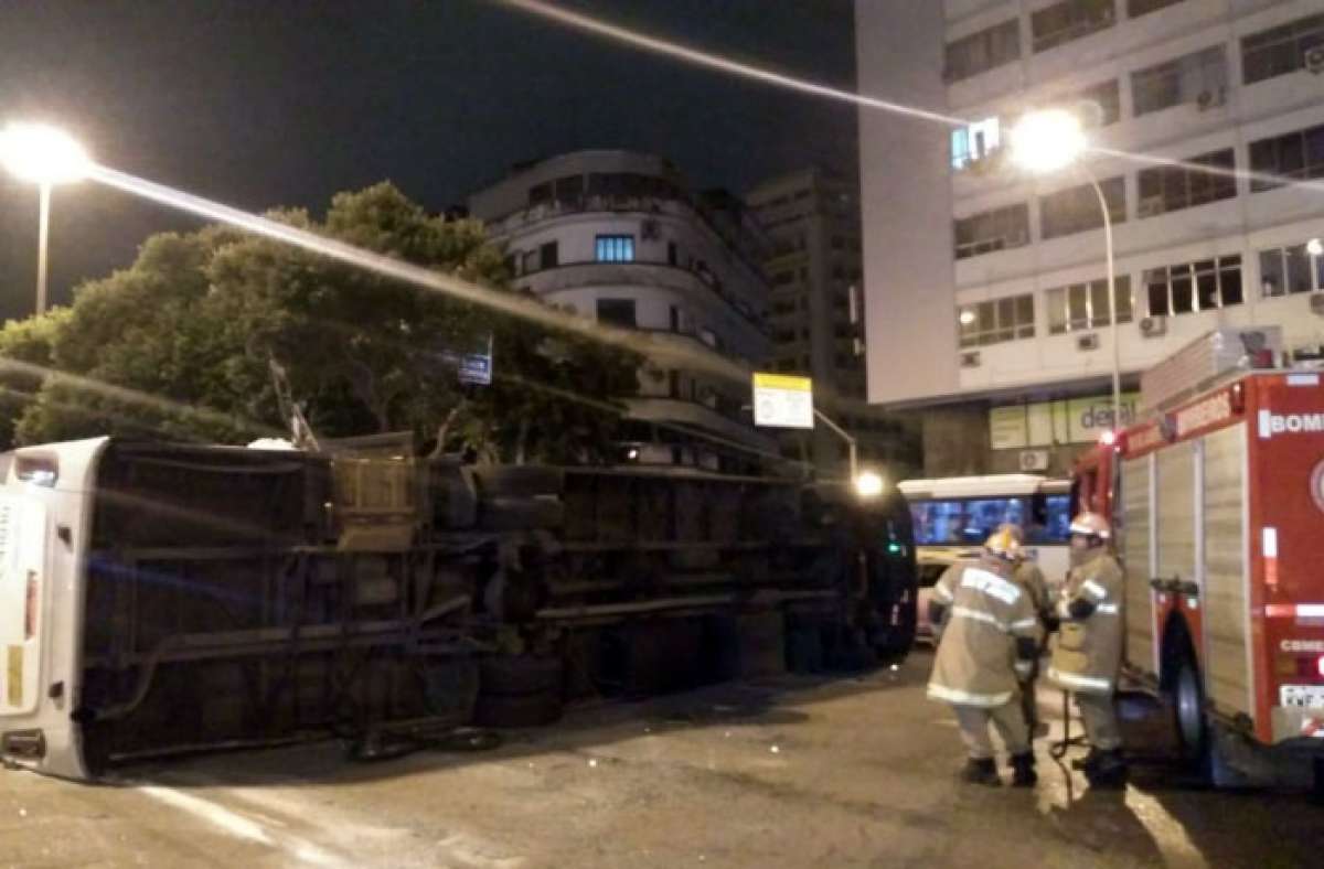 &Ocirc;nibus toma em colis&atilde;o no Centro