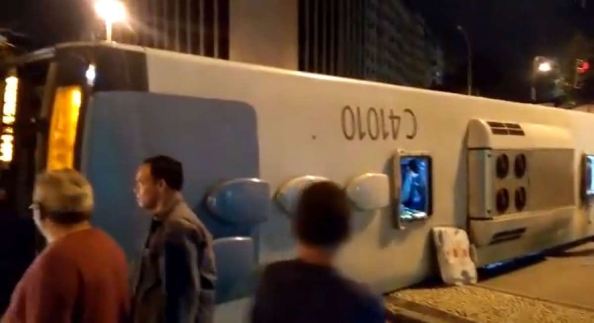 &Ocirc;nibus toma em colis&atilde;o no Centro