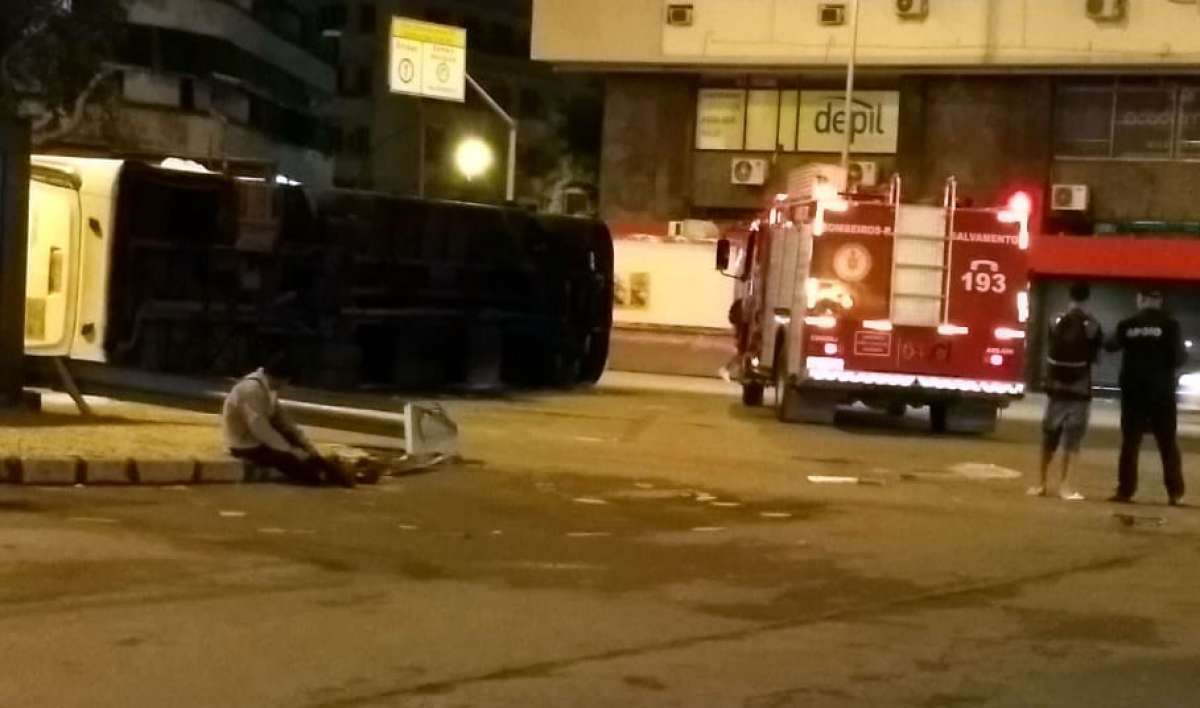 &Ocirc;nibus toma em colis&atilde;o no Centro