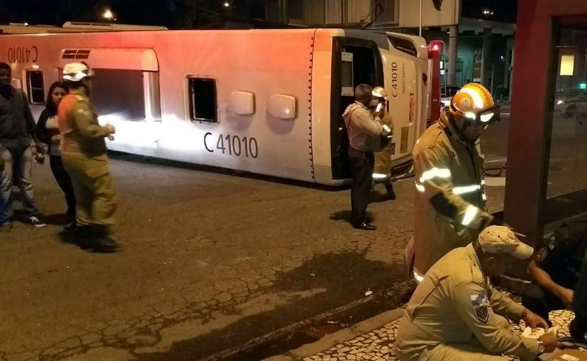 &Ocirc;nibus toma em colis&atilde;o no Centro