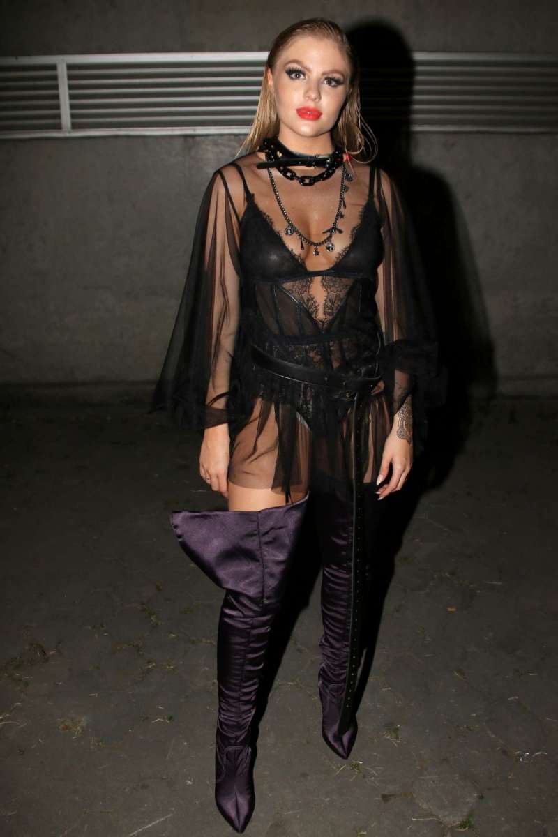 A cantora Luisa Sonza escolheu um look ousado para curtir o festival Milkshake no Anhembi em São Paulo 
