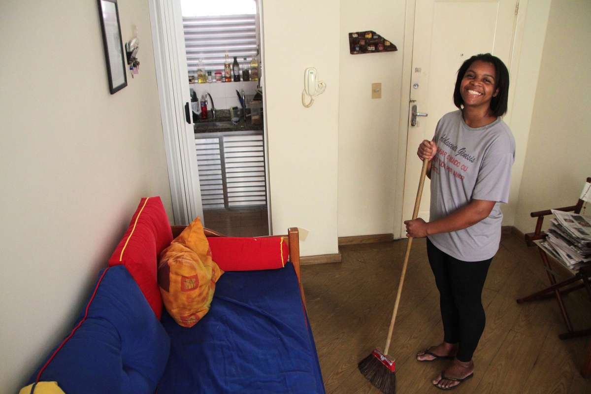 2018-06-06 - CIDADE. Pessoas que tem emprego fixo mas acabam buscando outros servi&ccedil;os para complementar na renda.Na foto: Vanderlucia Mariana da Silva, 41 anos, manicure e que trabalha como faxineira nas horas vagas.Foto: Fernanda Dias / Ag&ecirc;ncia O Dia.
