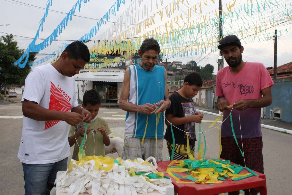 Nadir da Silva. Sogra do Leonardo. Moradores de Bairros da Baixada Fluminense se reúnem para decorar a rua nas vésperas da copa do mundo de futebol. No Bairro das Graças  em Belford Roxo, O dono de Bar, José da Silva de camisa azul e o Amigo Leonardo,branca, participam do multirão.                         Estefan Radovicz / Agência O Dia                  BAIXADA,COPA,FUTEBOL,TORCIDA