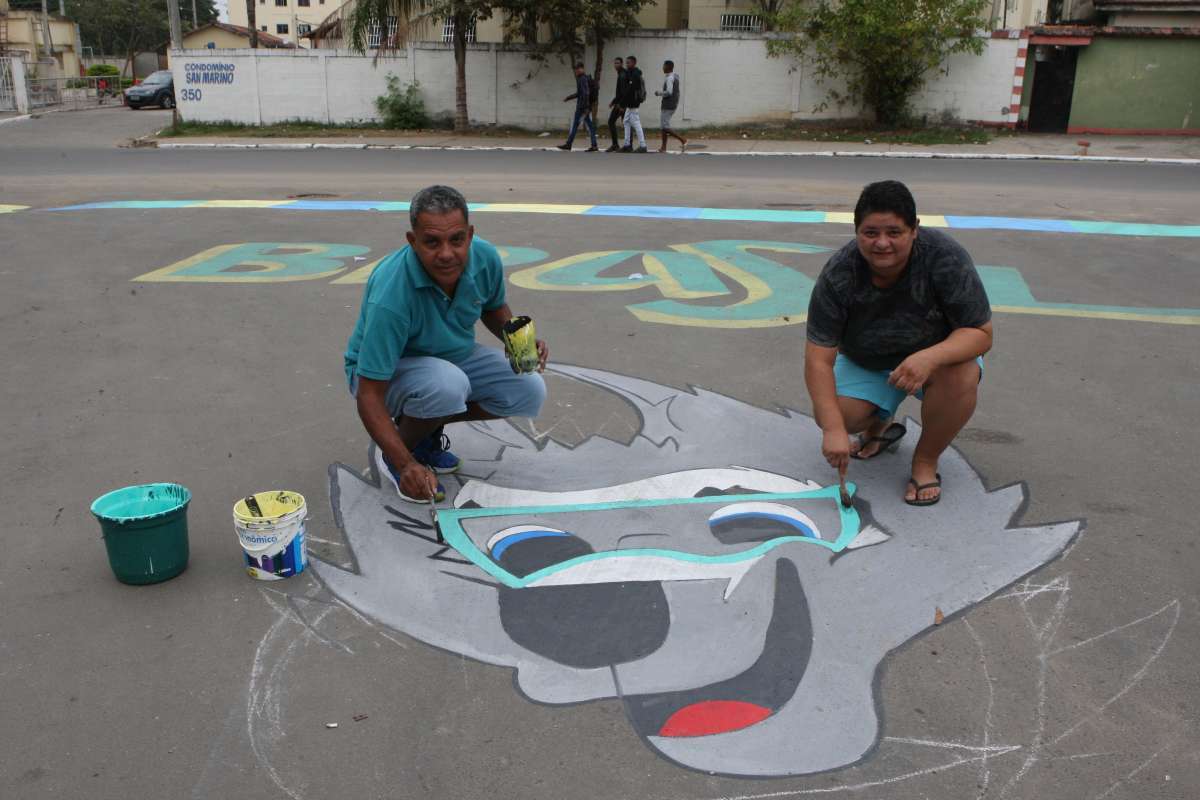 Nadir da Silva. Sogra do Leonardo. Moradores de Bairros da Baixada Fluminense se reúnem para decorar a rua nas vésperas da copa do mundo de futebol. No Bairro das Graças  em Belford Roxo, O dono de Bar, José da Silva de camisa azul e o Amigo Leonardo,branca, participam do multirão.                         Estefan Radovicz / Agência O Dia                  BAIXADA,COPA,FUTEBOL,TORCIDA