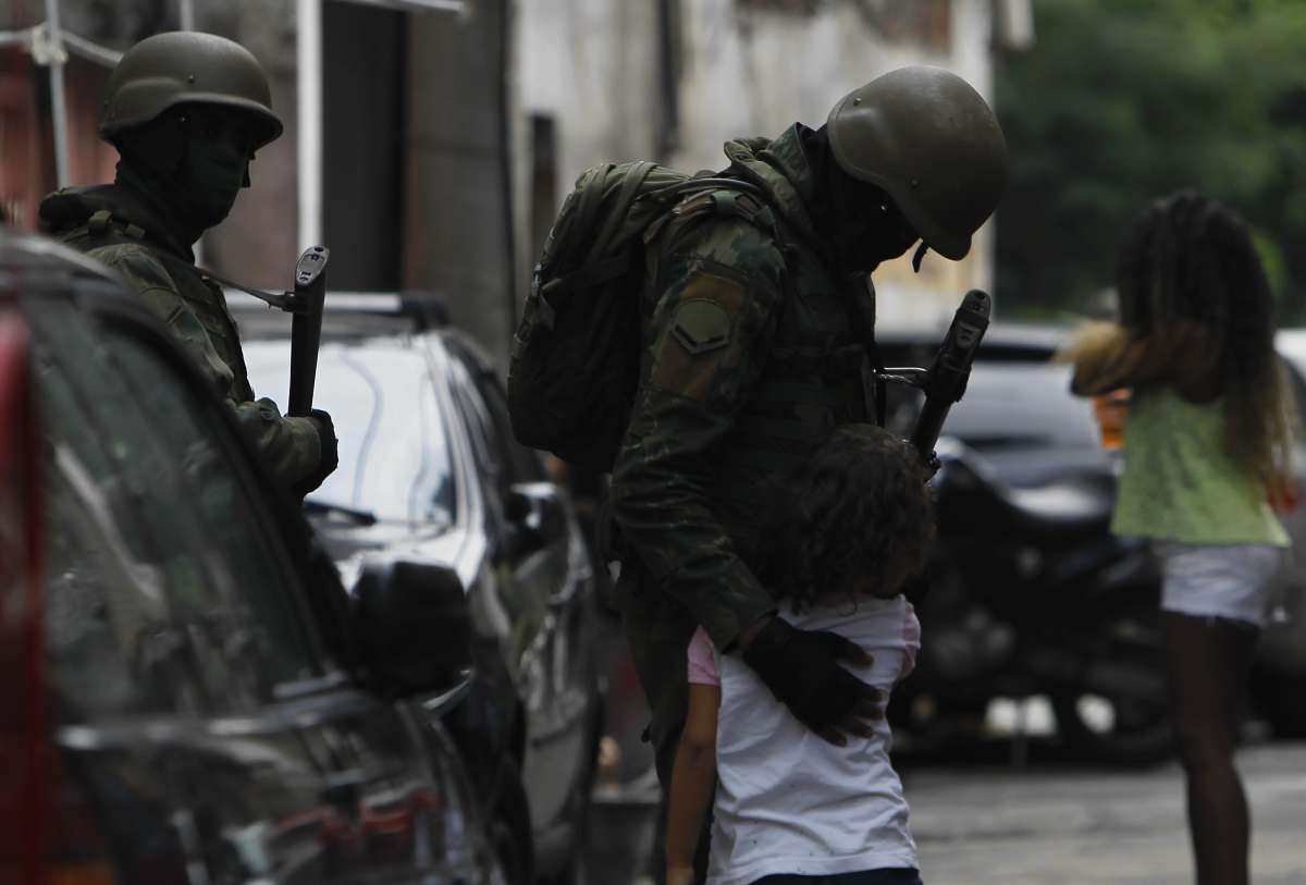 Militares na Cidade de Deus, uma grande opera&ccedil;&atilde;o com apoio da for&ccedil;as armadas  - Severino Silva