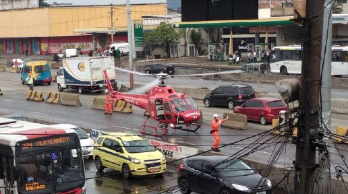 Helicóptero pousa na Avenida Brasil para socorrer as vítimas - Reprodução Centro de Operações