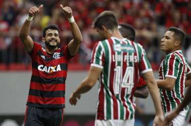 Flamengo derrota o Fluminense e dispara na liderança do Brasileirão