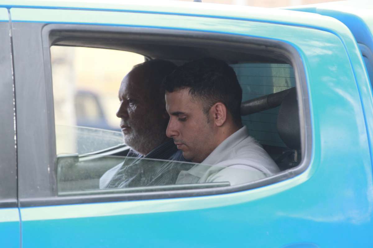 Rio,07/06/2018 - Romulo Fontes,  irm&atilde;o do PM &eacute; assassinado e filho da Maria Jose Fontes, m&atilde;e do policial que morreu ap&oacute;s reconhecer corpo do filho em Caxias Comparece a UPA de Sarapui para reconhecer o corpo da Mae. Douglas Fontes foi surpreendido por criminosos armados quando passava pela Avenida Rio Branco, em Gramacho.  Foto de Ma&iacute;ra Coelho / Ag&ecirc;ncia O Dia  Policia, PM, Morte , Violencia
