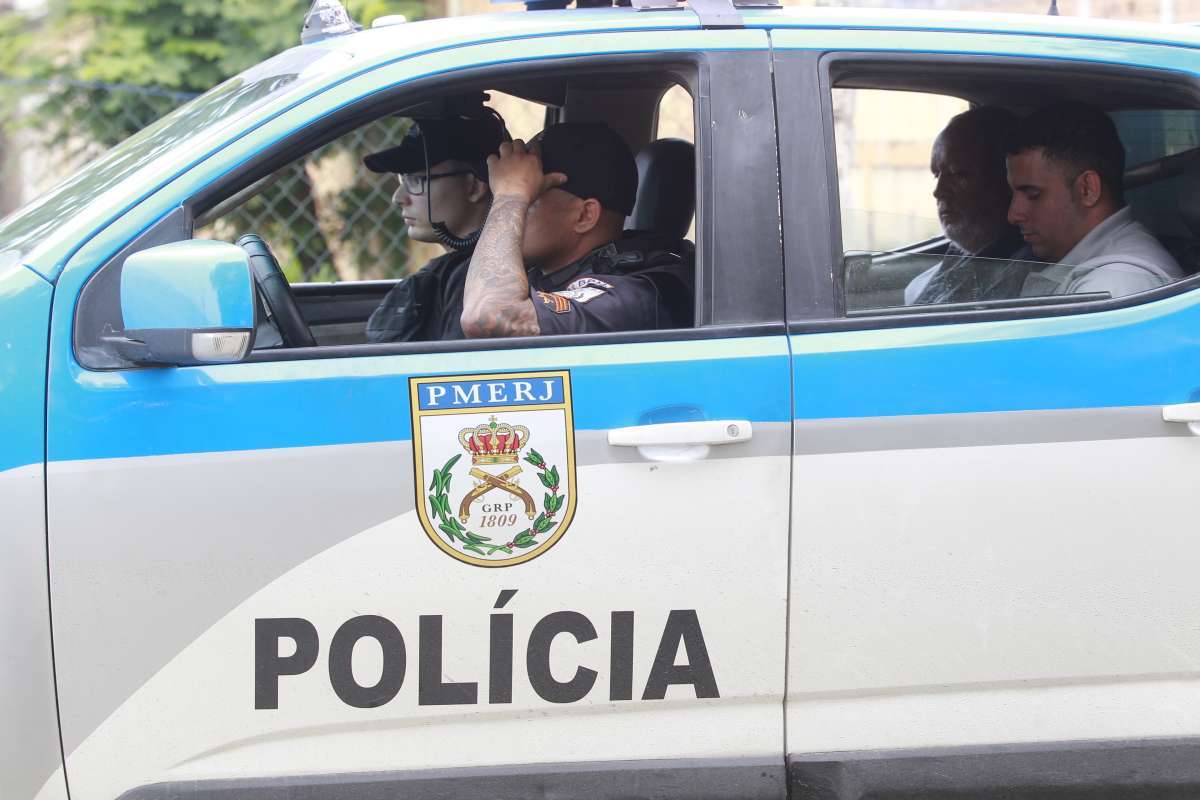 Rômulo Fontes, no banco traseiro, perdeu ontem o irmão Douglas, assassinado, e a mãe Maria José Fontes, que não resistiu ao ver o corpo do filho - Maíra Coelho / Agência O Dia