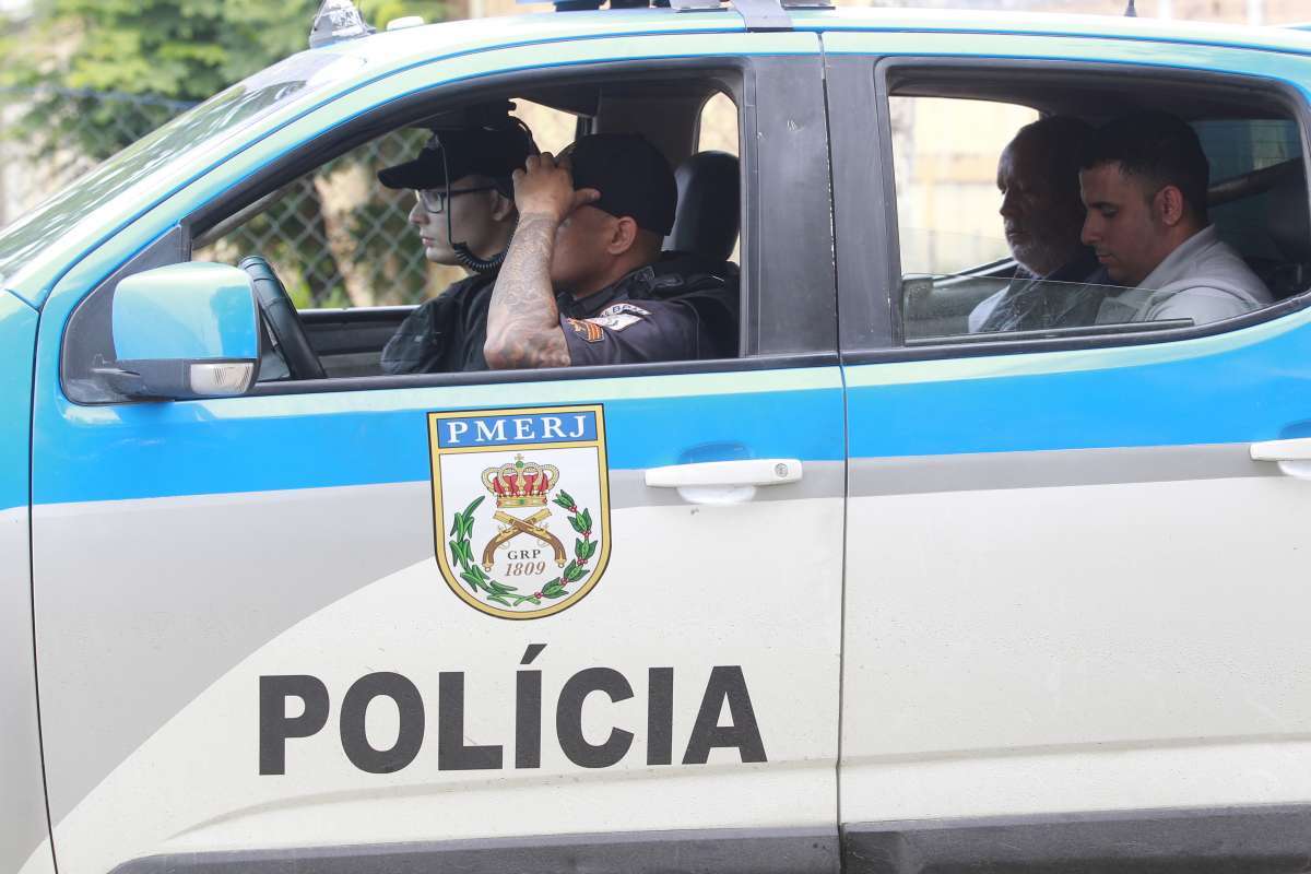 Rio,07/06/2018 - Romulo Fontes,  irm&atilde;o do PM &eacute; assassinado e filho da Maria Jose Fontes, m&atilde;e do policial que morreu ap&oacute;s reconhecer corpo do filho em Caxias Comparece a UPA de Sarapui para reconhecer o corpo da Mae. Douglas Fontes foi surpreendido por criminosos armados quando passava pela Avenida Rio Branco, em Gramacho.  Foto de Ma&iacute;ra Coelho / Ag&ecirc;ncia O Dia  Policia, PM, Morte , Violencia
