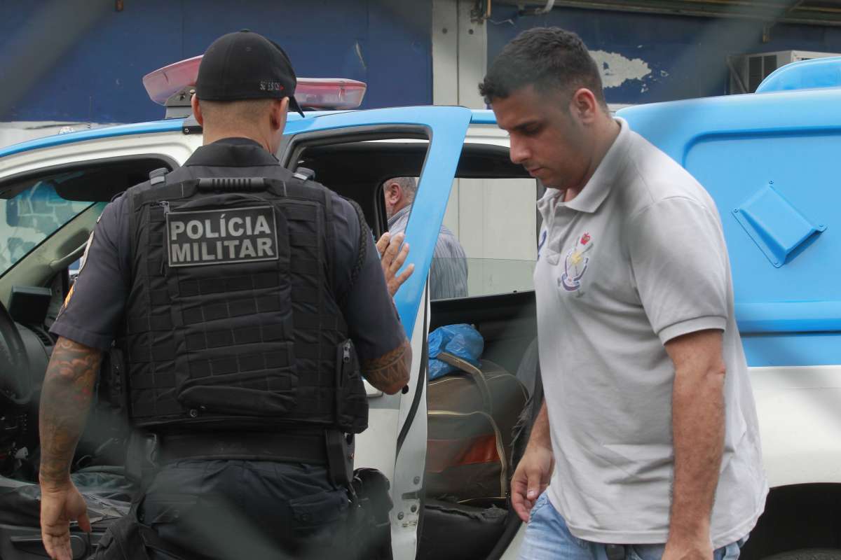 Rio,07/06/2018 - Romulo Fontes,  irm&atilde;o do PM &eacute; assassinado e filho da Maria Jose Fontes, m&atilde;e do policial que morreu ap&oacute;s reconhecer corpo do filho em Caxias Comparece a UPA de Sarapui para reconhecer o corpo da Mae. Douglas Fontes foi surpreendido por criminosos armados quando passava pela Avenida Rio Branco, em Gramacho.  Foto de Ma&iacute;ra Coelho / Ag&ecirc;ncia O Dia  Policia, PM, Morte , Violencia
