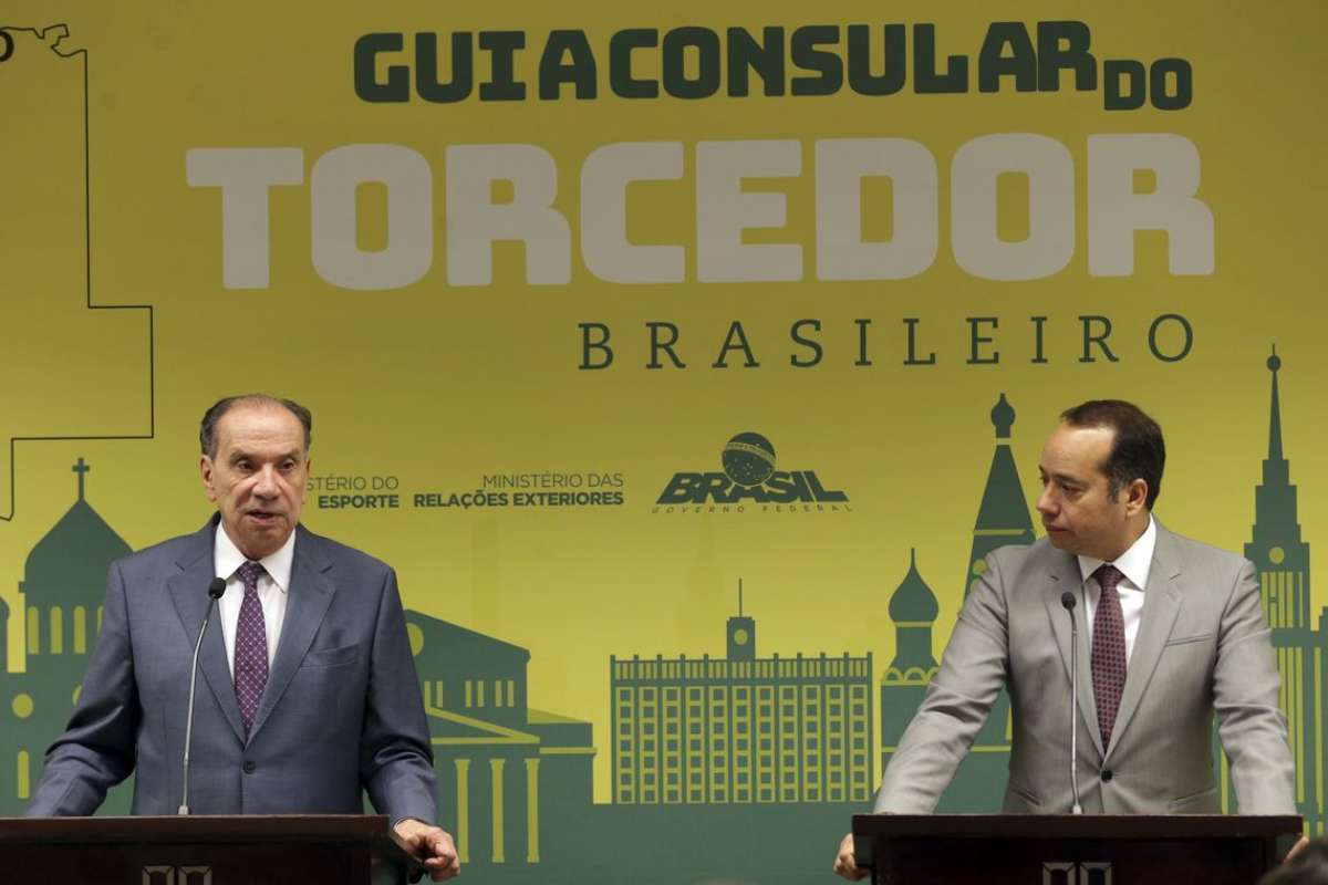 O ministro das Relações Exteriores, Aloysio Nunes Ferreira, e o ministro do Esporte, Leandro Cruz, participam do lançamento do Guia Consular do Torcedor Brasileiro - Antonio Cruz/Agência Brasil