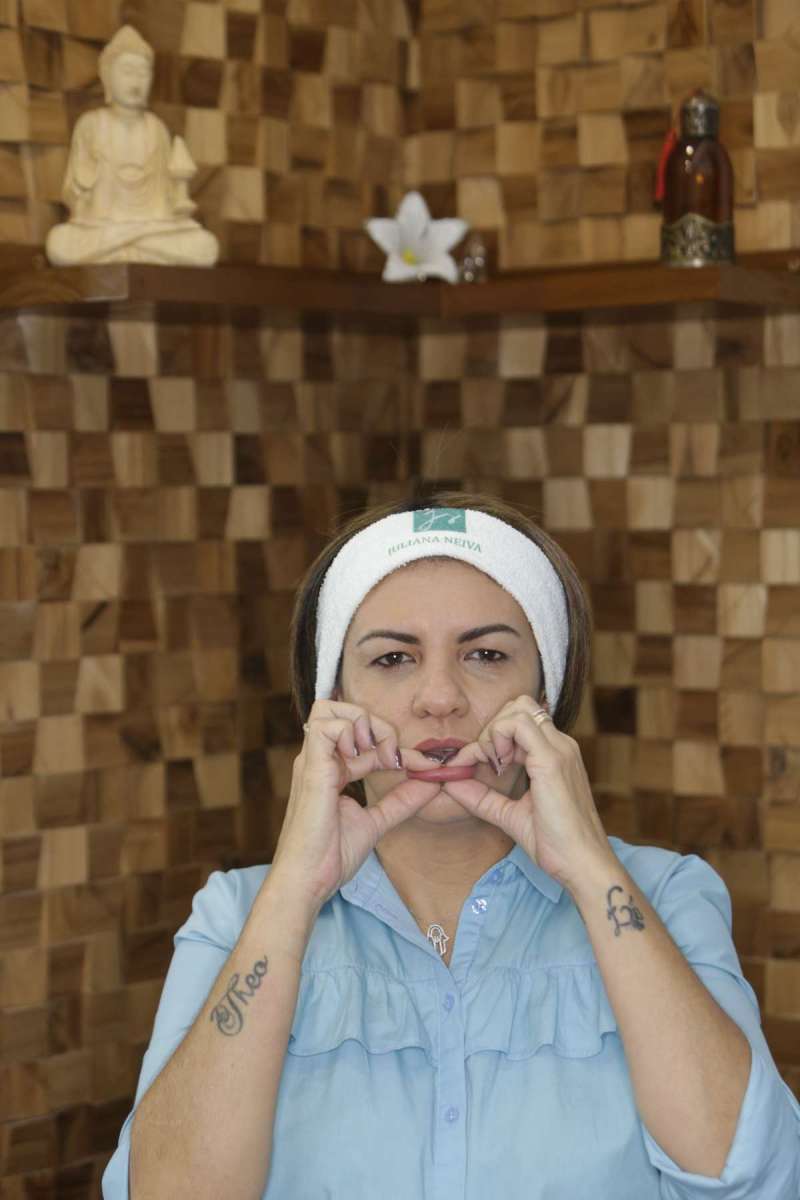SA&Uacute;DE - Pauta sobre gin&aacute;stica facial, que s&atilde;o exerc&iacute;cios que pacientes fazem para melhorar a aprar&ecirc;ncia da pele e evitar ou adiar a cirurgia pl&aacute;stica. A Dra. Iris Mello na sua sala fala sobre os beneficios da gin&aacute;stica facial. Foto: Daniel Castelo Branco