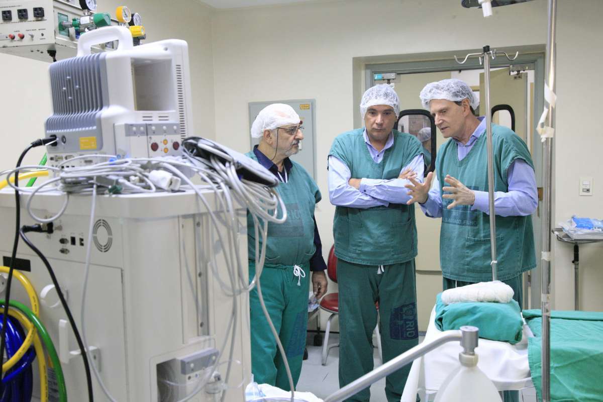 Prefeito Marcelo Crivella e o secretário municipal de Saúde, Marco Antonio de Mattos - Divulgação / Mariana Ramos / Prefeitura do Rio