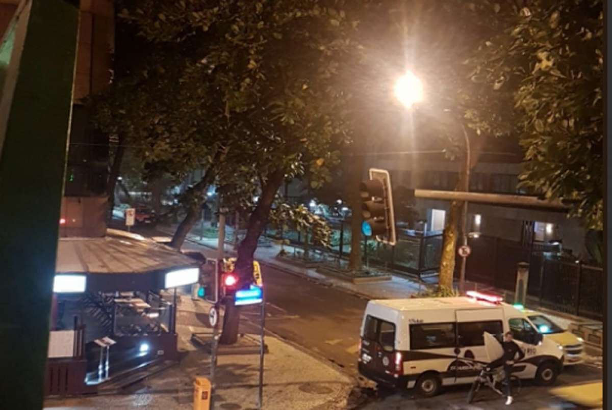 Rua Farme de Amoedo, entre a R. Prudente de Morais e a Av. Vieira Souto, também foi fechada