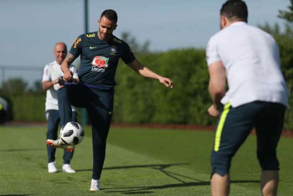 Renato Augusto treina com Seleção e afasta possibilidade de corte  - Lucas Figueiredo/CBF