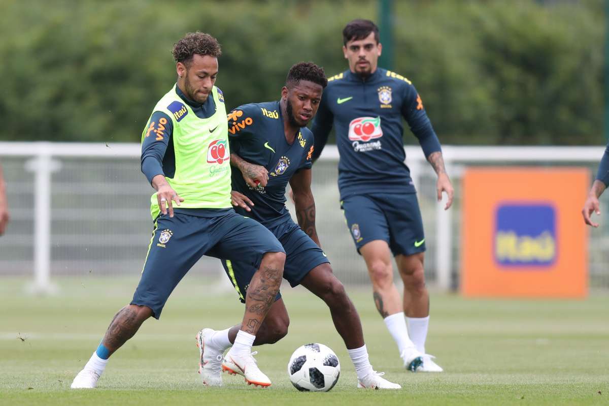 De volta à equipe titular, Neymar recebe a marcação de Fred, que deixou o treino lesionado - FOTOS Lucas Figueiredo/CBF