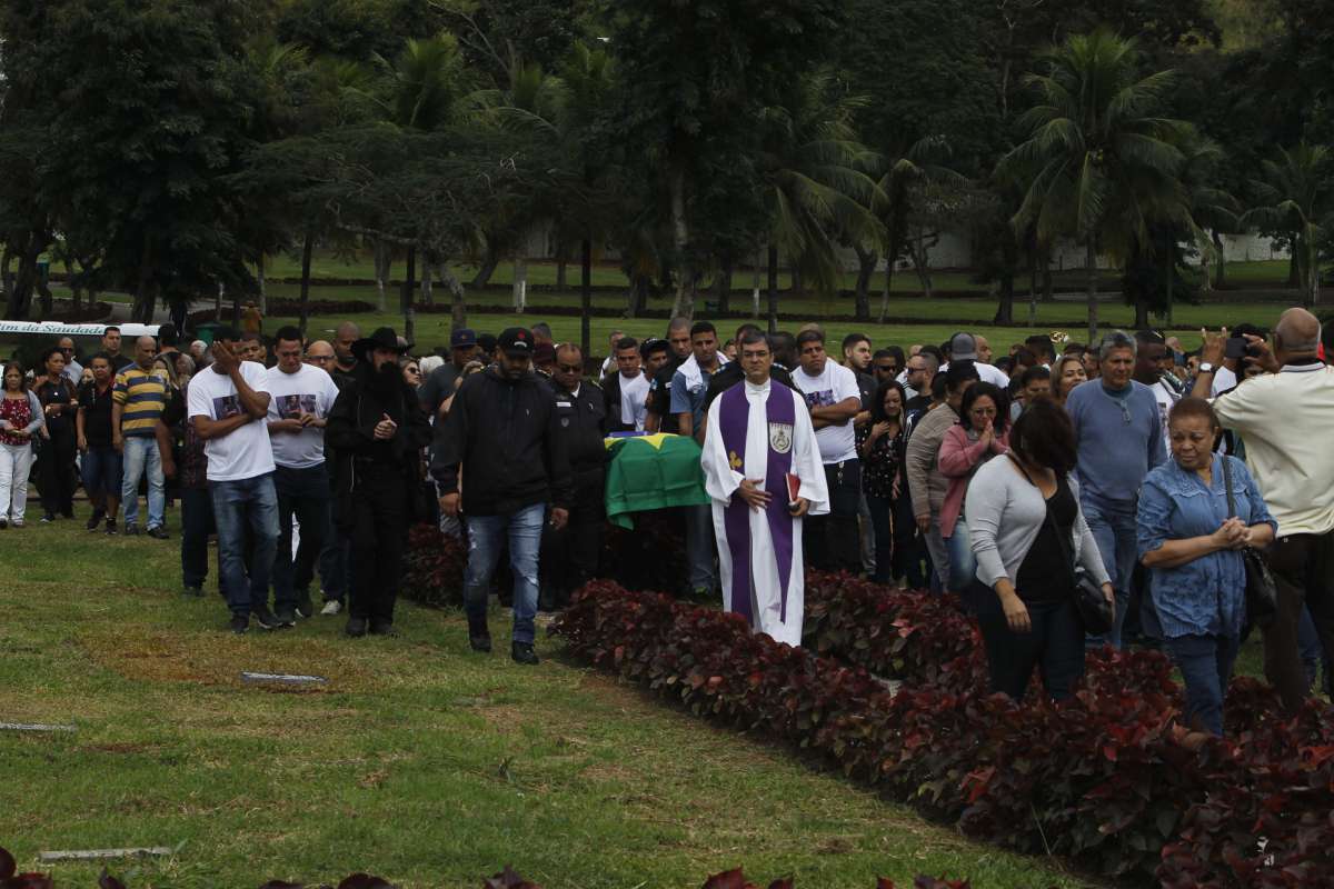 Enterrado no Cemitério Jardim  da Saúdade  em Sulacap Zona Oeste do Rio, O  Policicial Militar  Douglas Fontes  Caluete assassinado em Duque de Caxias Baixada Fluminense e sua Mãe Maria José Fontes morreu quando viu o corpo do filho, Foto  Severino  Silva Agencia O Dia