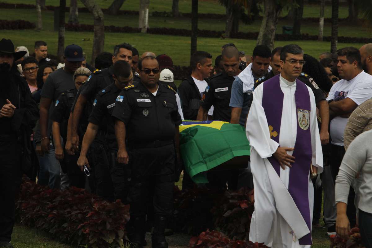 Enterrado no Cemitério Jardim  da Saúdade  em Sulacap Zona Oeste do Rio, O  Policicial Militar  Douglas Fontes  Caluete assassinado em Duque de Caxias Baixada Fluminense e sua Mãe Maria José Fontes morreu quando viu o corpo do filho, Foto  Severino  Silva Agencia O Dia