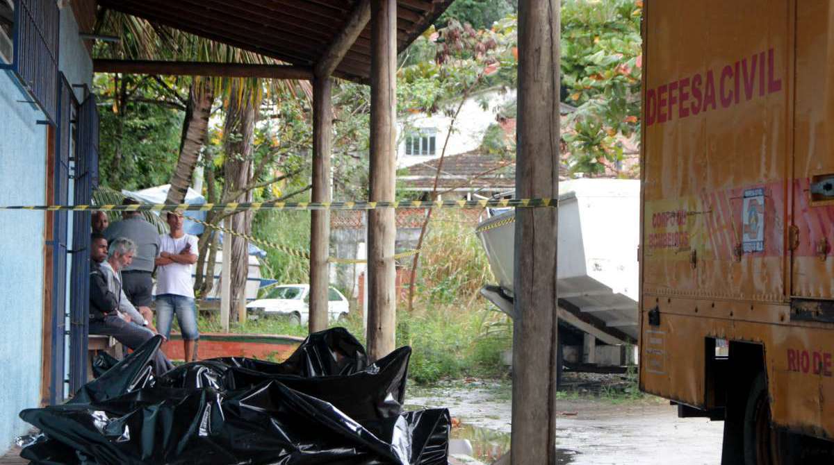 Naufr&aacute;gio de duas embarca&ccedil;&otilde;es na Ilha da Madeira, no Porto de Itagua&iacute;