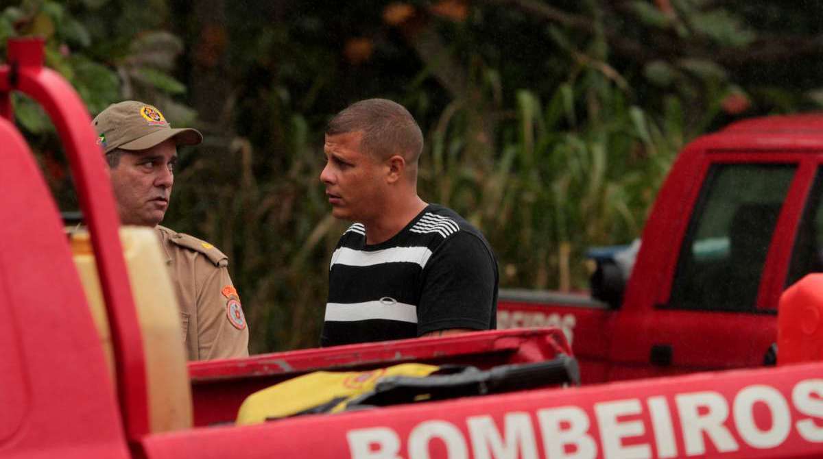Naufr&aacute;gio de duas embarca&ccedil;&otilde;es na Ilha da Madeira, no Porto de Itagua&iacute;. Na foto, sobrevivente identificado como Fabr&iacute;cio