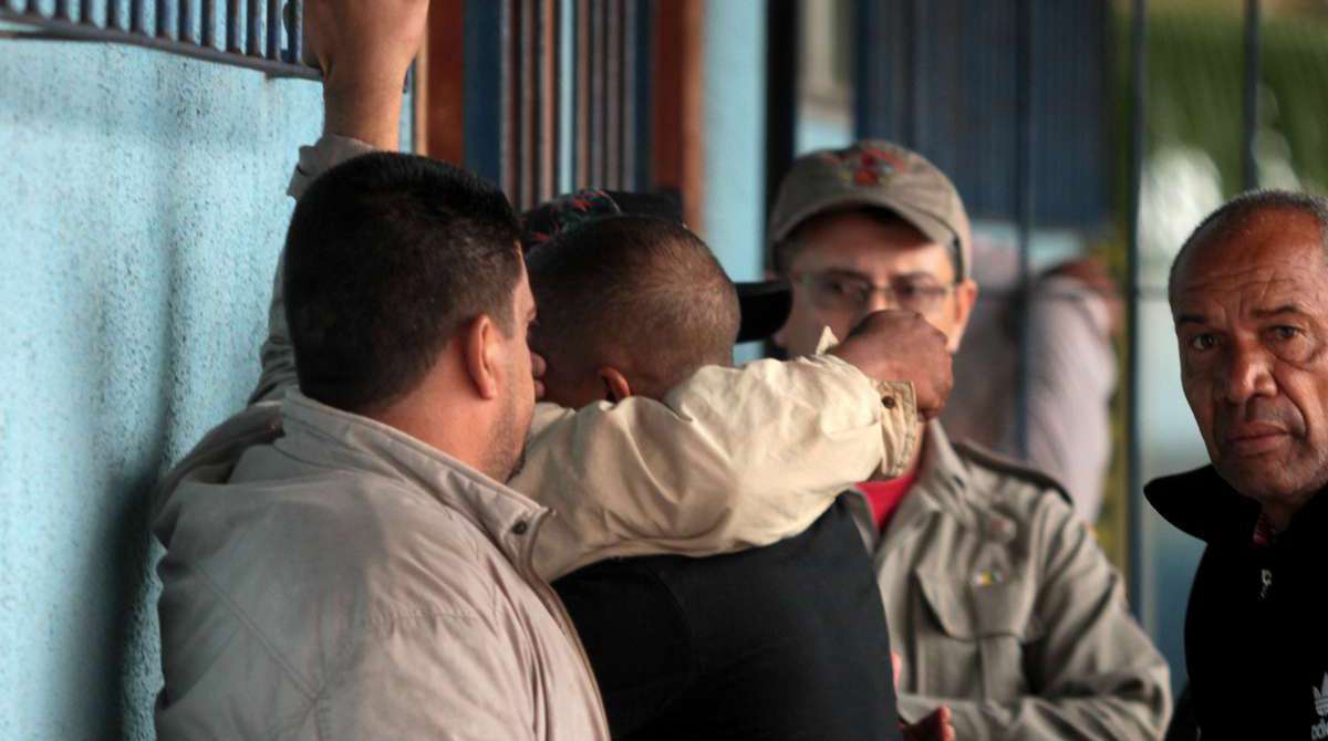 Naufr&aacute;gio de duas embarca&ccedil;&otilde;es na Ilha da Madeira, no Porto de Itagua&iacute;.Na foto: Sobrevivente Fabr&iacute;cio Remann