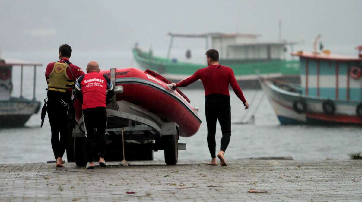 Equipes de resgate trabalham na busca de v&iacute;timas do naufr&aacute;gio de duas embarca&ccedil;&otilde;es