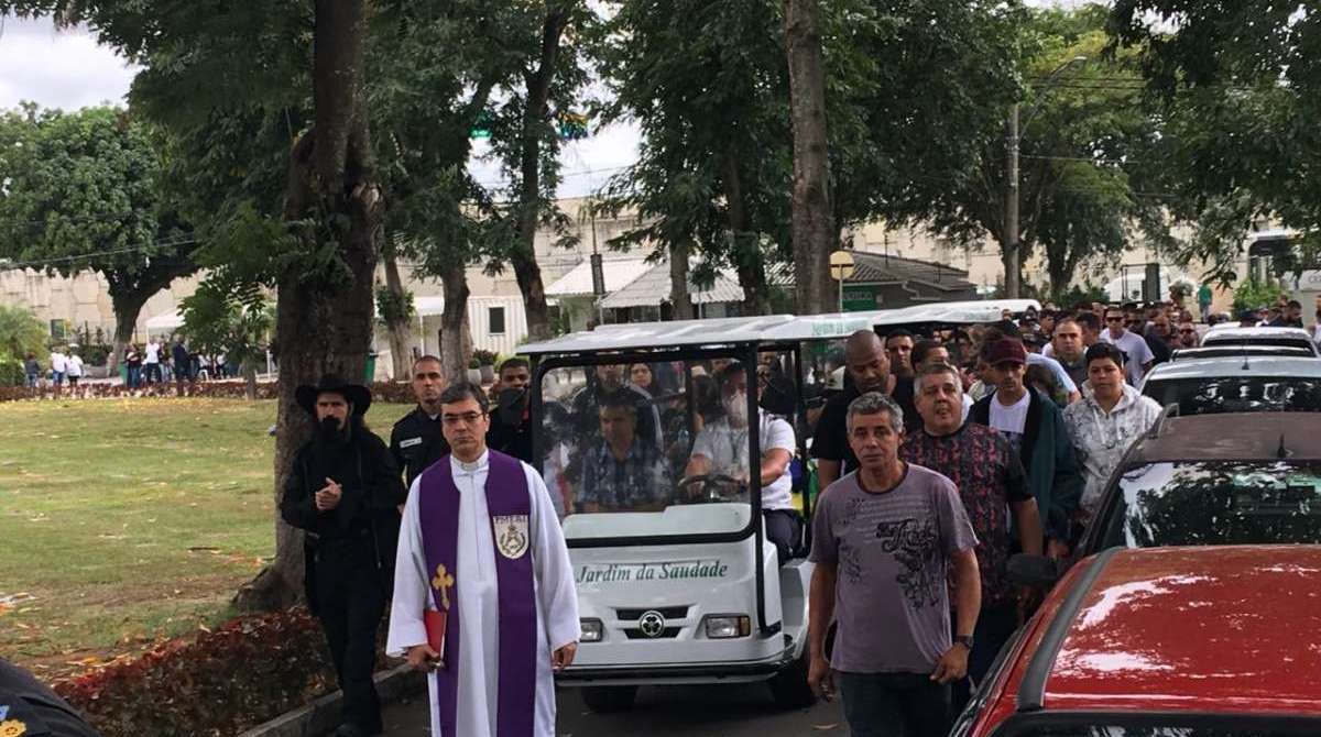 Cortejo que acompanhou o corpo do sargento no Jardim da Saudade