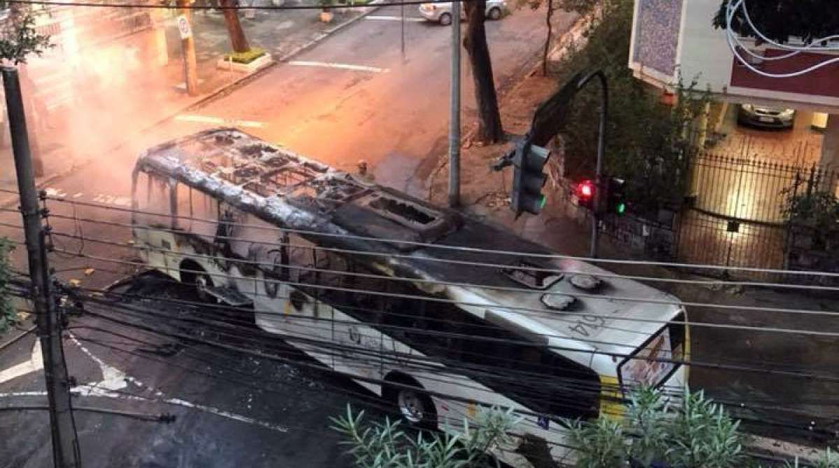 Ônibus pega fogo na Tijuca