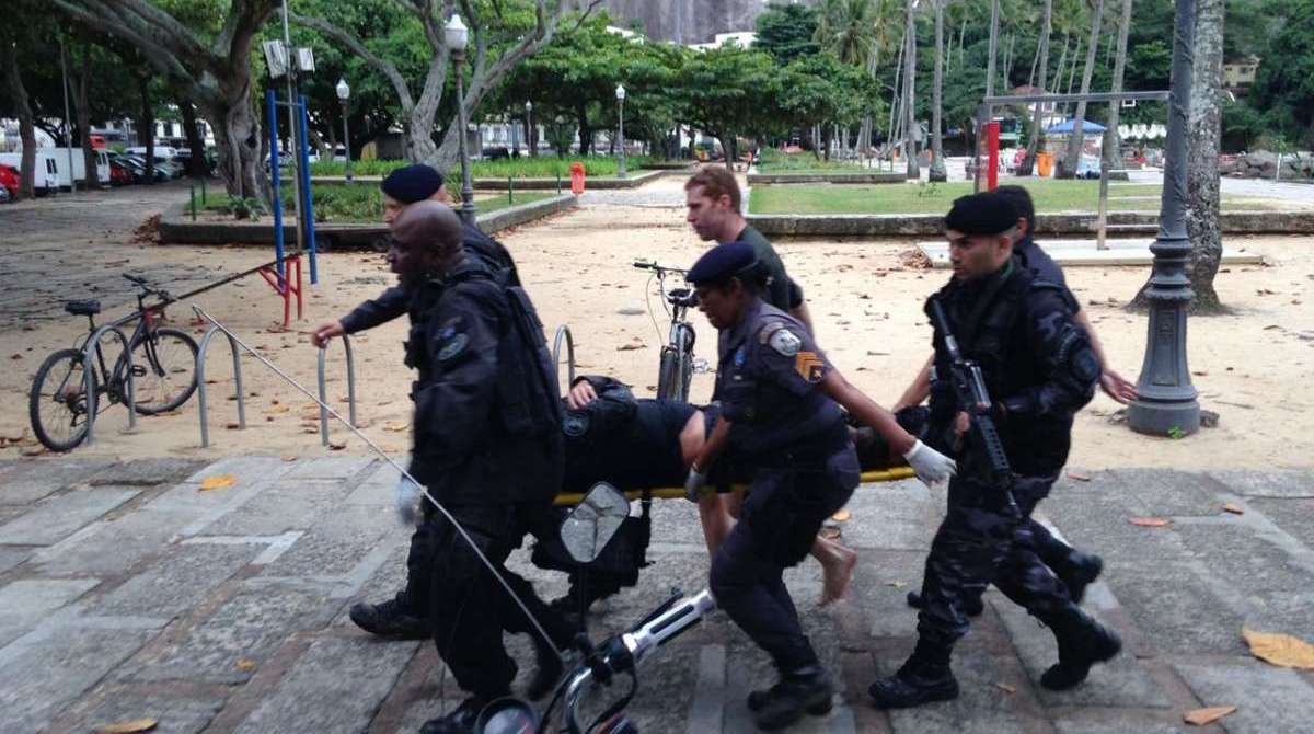 Policial baleado na Urca é socorrido por colegas - Foto enviada ao WhatsApp do Dia