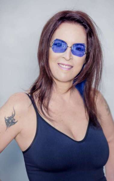 Nila Branco ao lado (E) e na capa do disco (acima): compositores de vários lugares do Brasil - Divulgaçãoi