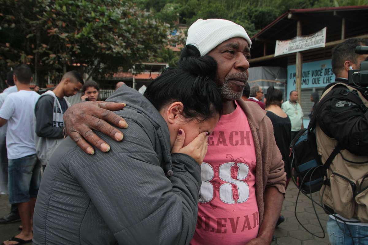Durante todo o dia, parentes dos desaparecidos fizeram vigília às margens da Baía de Sepetiba
