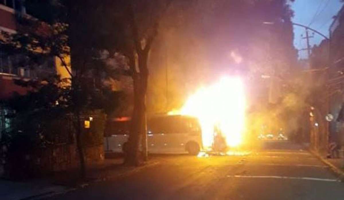 Ônibus pega fogo na Tijuca - Reprodução / Internet