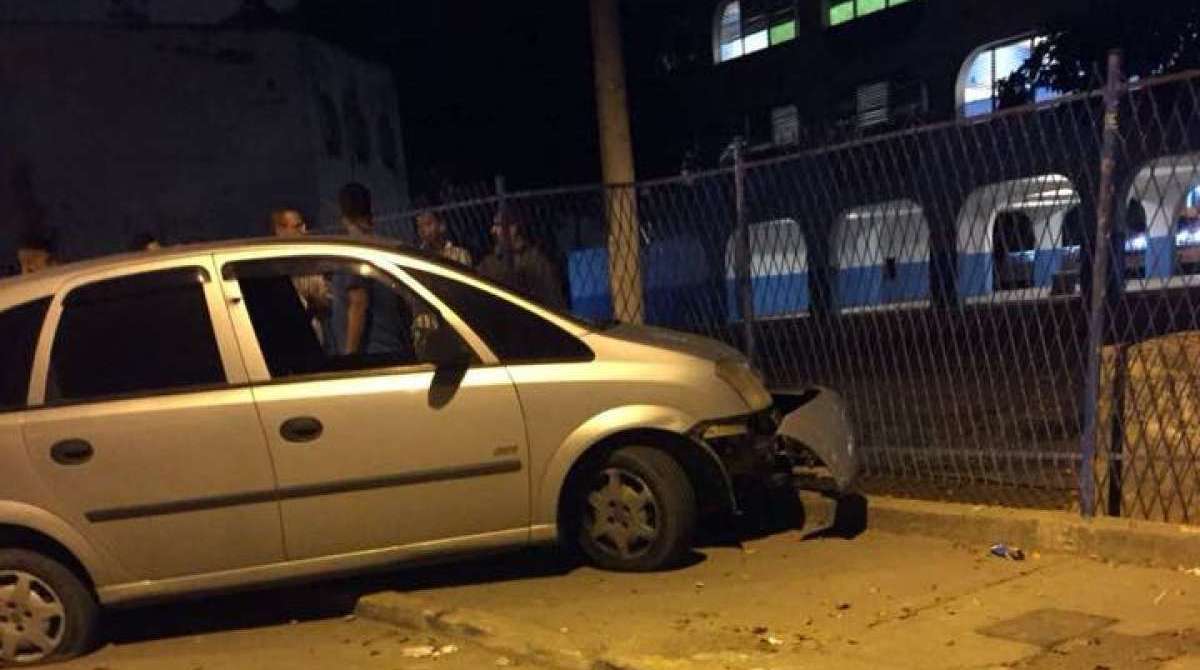 Policial bateu com carro em grade de escola - Divulgação / Polícia Militar