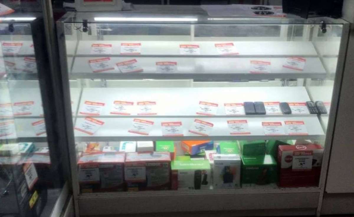 Loja teve vidros quebrados