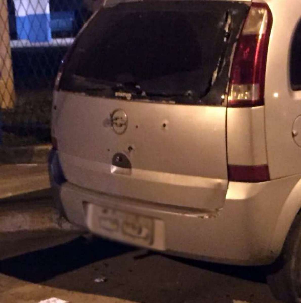 Policial bateu com carro em grade de escola