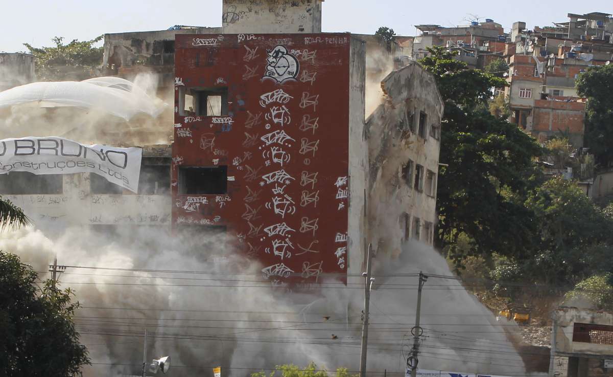 Implos&atilde;o do pr&eacute;dio do IBGE na Mangueira - fotos Severino Silva