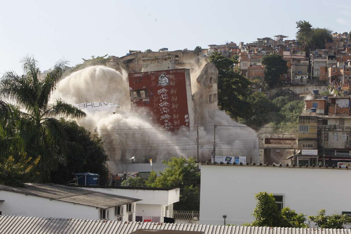 Implosão do predio na Mangueira Foto  Severino  Silva Agencia O Dia
