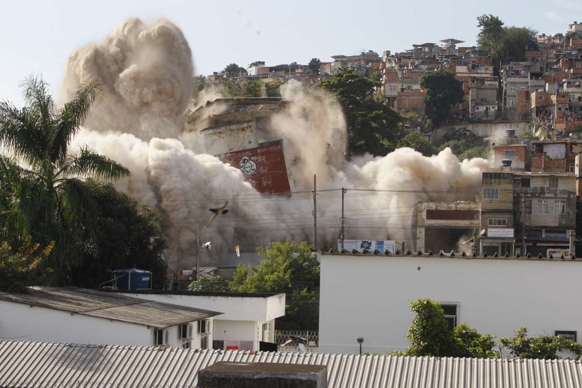 Implosão do predio na Mangueira Foto  Severino  Silva Agencia O Dia