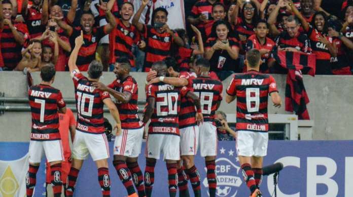 Um clube como o Flamengo, com folha salarial de cerca de R$ 9 milh�es, pagaria de R$ 45 mil a R$ 135 mil por m�s para garantir esse tipo de cobertura aos seus atletas