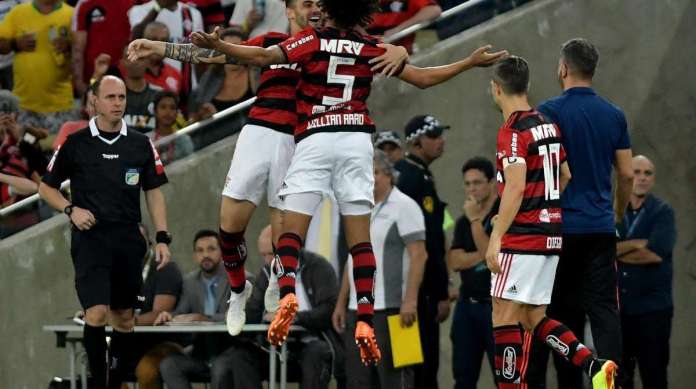 Felipe Vizeu e Willian Ar�o comemoram o segundo gol do Flamengo