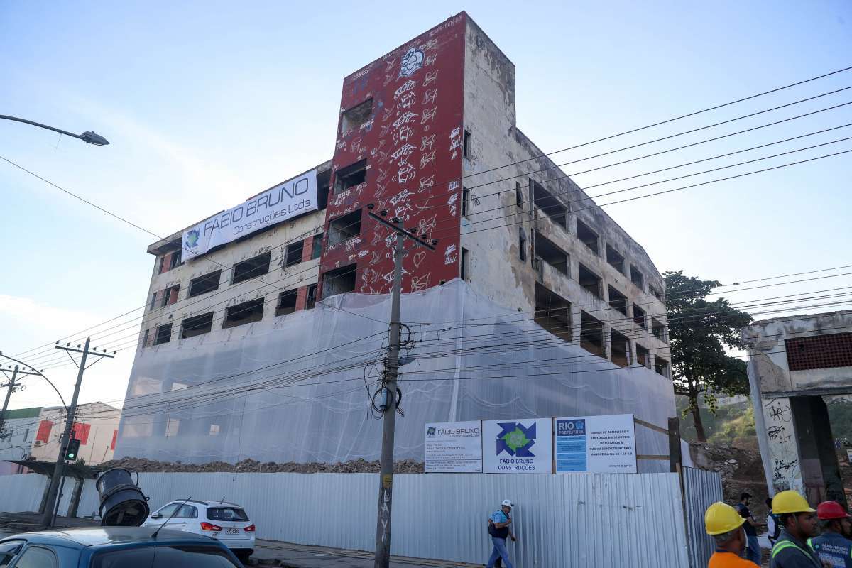 10/06/2018 - AGÊNCIA DE NOTÍCIAS - PARCEIRO - Foi implodido, na manhã deste domingo, o segundo prédio que abrigou o IBGE, na Rua Visconde de Niterói, na Mangueira, na Zona Norte do Rio. A estrutura foi abaixo por volta de 9h50. O prefeito Marcelo Crivella, esteve no local para acompanhar a demolição.