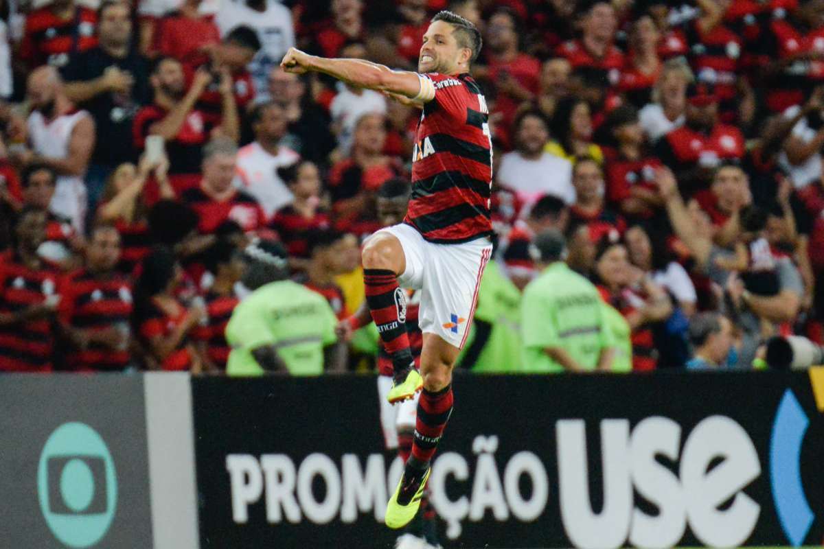 0201-06-108 - AG&Ecirc;NCIA DE NOT&Iacute;CIAS - PARCEIRO - Diego, jogador do Flamengo comemora o gol durante partida contra o Paran&aacute; em jogo v&aacute;lido pela 11&ordf; rodada do Campeonato Brasileiro 2018, realizado no est&aacute;dio do Maracan&atilde; no Rio de Janeiro, neste domingo(10).