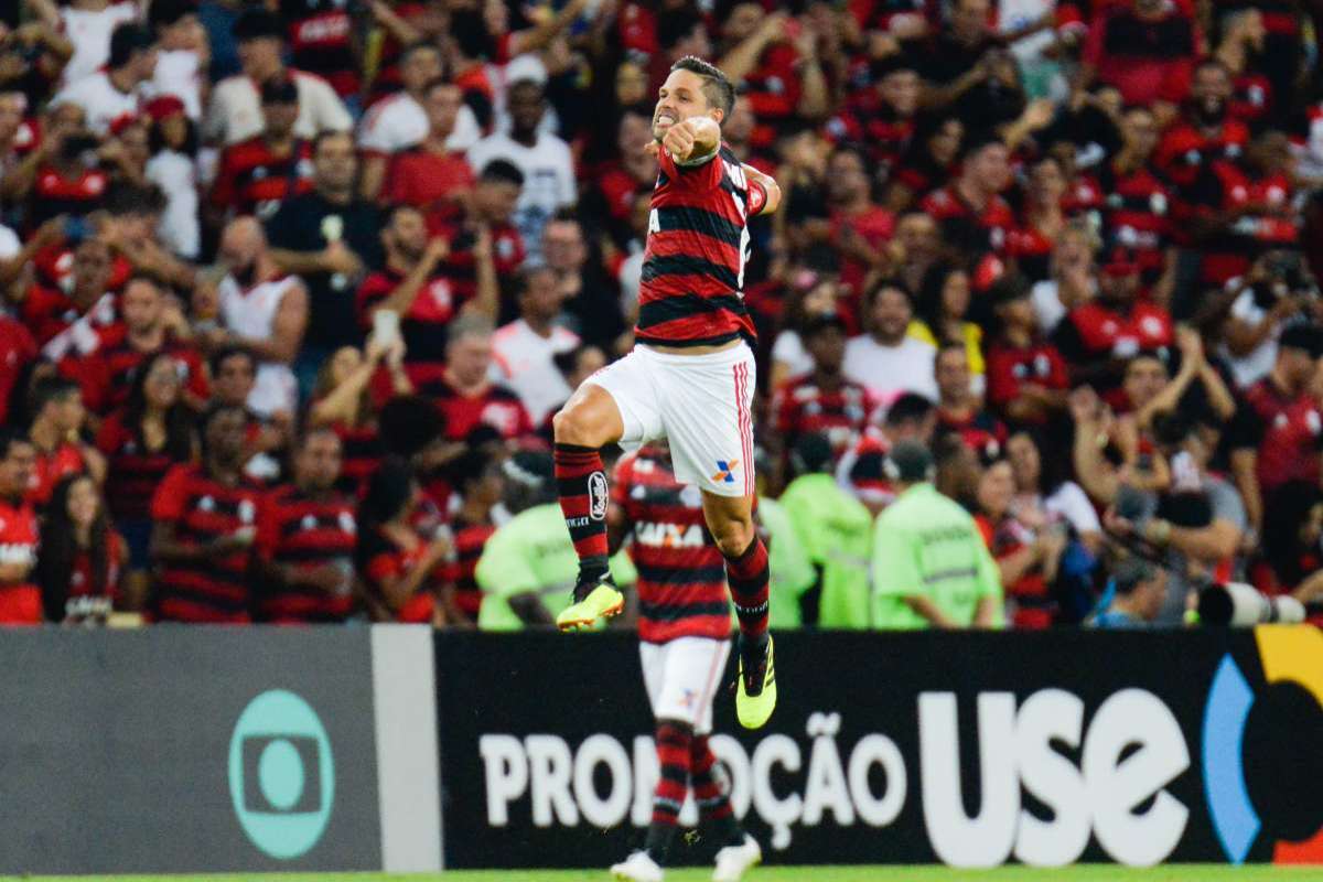 0201-06-108 - AG&Ecirc;NCIA DE NOT&Iacute;CIAS - PARCEIRO - Diego, jogador do Flamengo comemora o gol durante partida contra o Paran&aacute; em jogo v&aacute;lido pela 11&ordf; rodada do Campeonato Brasileiro 2018, realizado no est&aacute;dio do Maracan&atilde; no Rio de Janeiro, neste domingo(10).