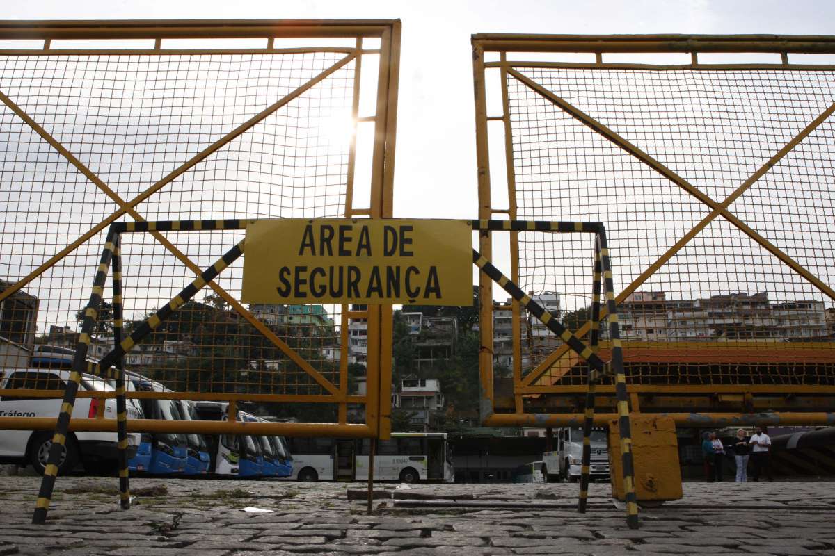 Praralizazcào de rodovi,arios com piquetes nas portas das garagens, engarrafa a sa,ida da Ilha do Governador.Na foto, porta da garagem da Via,cão Paranapuã Fotos de Estefan Radovicz / Agência O Dia GREVE,PARALIZACÃO,MOBILIDADE,TRANSPORTES,ÔNIBUS,RIO.
Byline