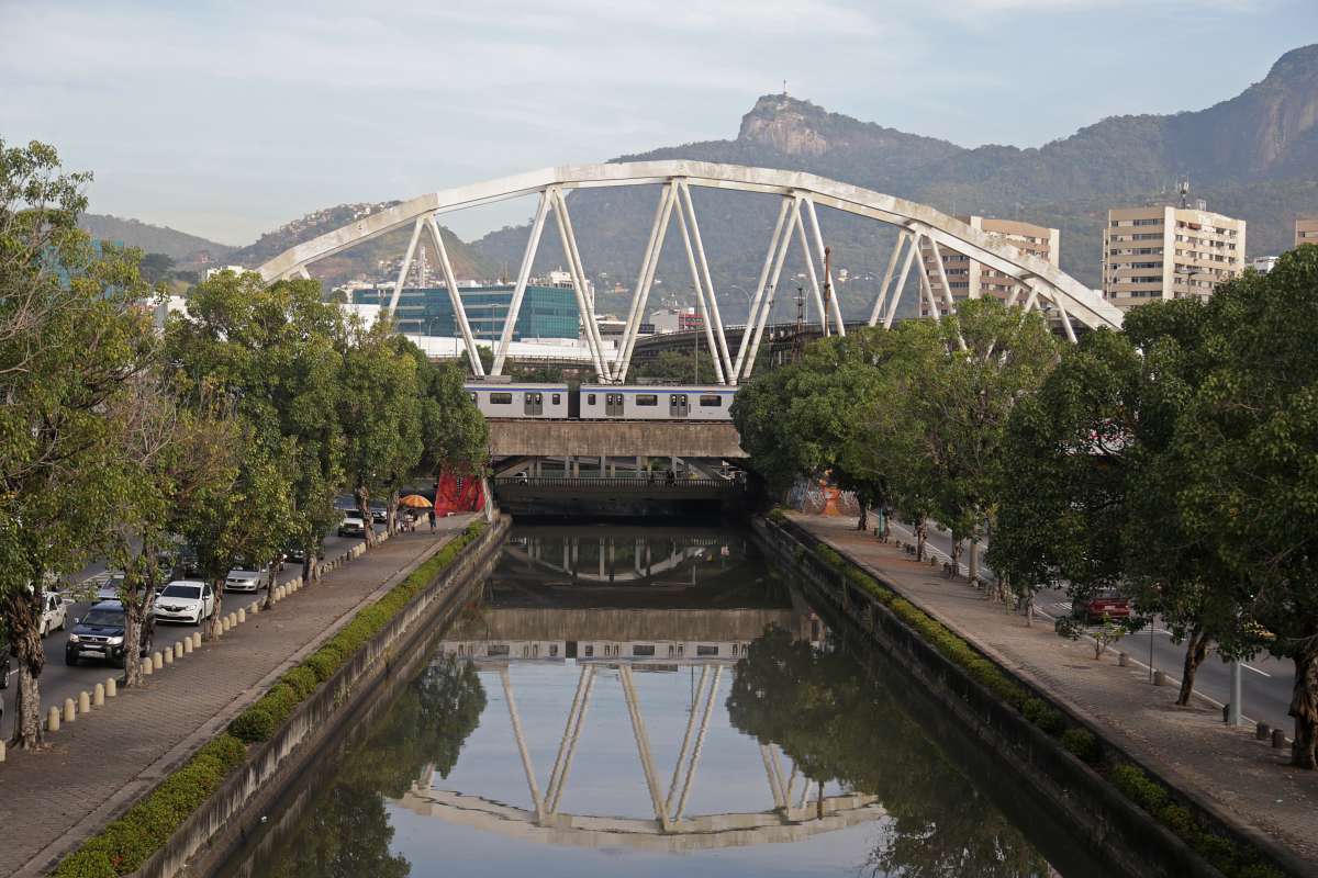 No Rio ainda se vê viaturas da Polícia Militar em péssimas condições de uso. Como esta na foto com o porta-malas com defeito, sendo amarrada com uma corda para que não fique aberto por completo. Foto: Daniel Castelo Branco / Agência O Dia