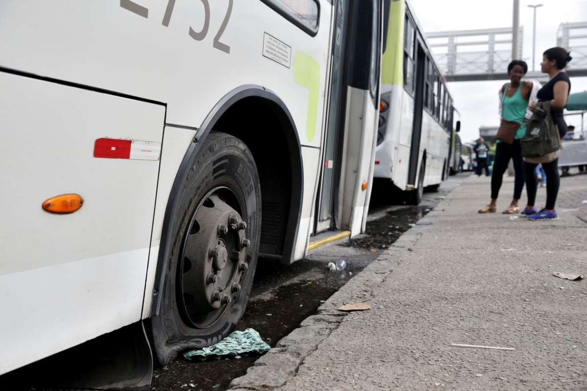 Na Avenida Brasil, grevistas pararam ônibus na altura de Manguinhos e furaram pneus para impedir prosseguimento da viagem - Tânia Rêgo/Agência Brasil
