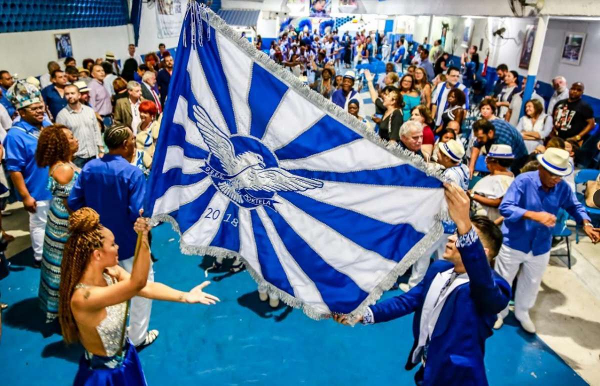 Marlon Lamar e Lucinha Nobre exibem o pavilhão portelense na Portelinha, antiga sede da escola